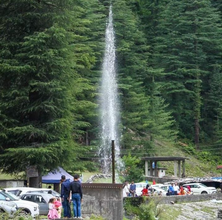 चौहारघाट के बरोट स्थित शानन परियोजना की रेजर वायर के समीप पानी में उतर अठखेलियां करते पर्यटक। चौहारघाट के बरोट स्थित शानन परियोजना की रेजर वायर के समीप पानी में उतर अठखेलियां करते पर्यटक।