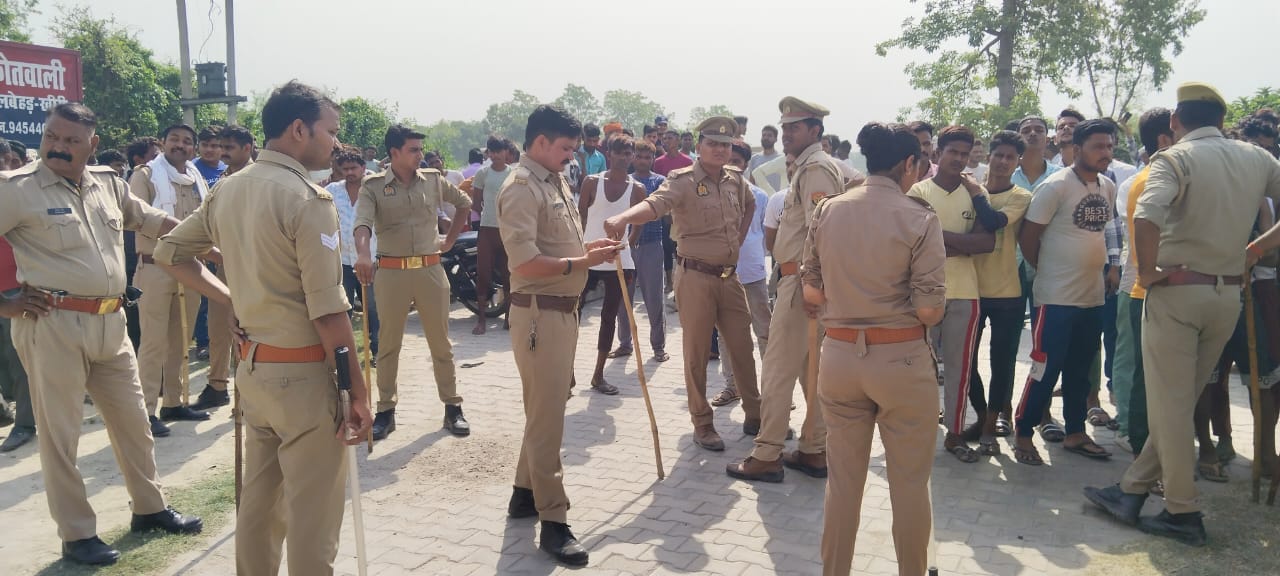 फूलबेहड़ में सड़क जाम करते ग्रामीण-संवाद फूलबेहड़ में सड़क जाम करते ग्रामीण-संवाद