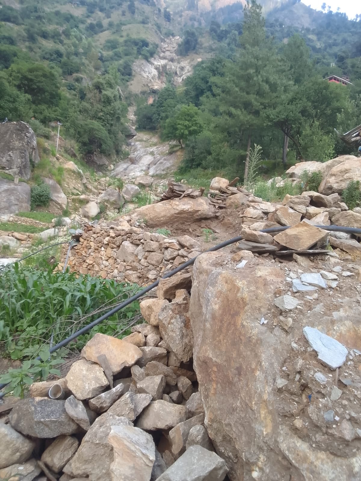पिछला बरसात से प्रभावित सरपारा पंचायत के कांधार गांव पिछला बरसात से प्रभावित सरपारा पंचायत के कांधार गांव