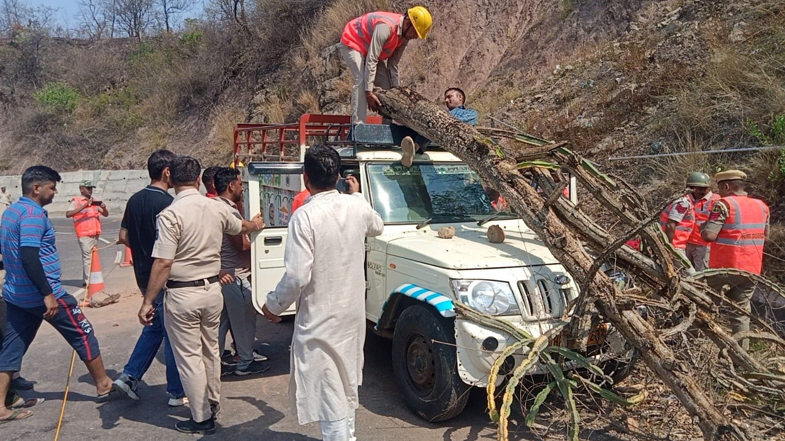 ऊना में बाढ़-भूस्खलन व औद्योगिक इकाइयों में अग्नि दुर्घटनाओं से निपटने के लिए मॉक ड्रिल में भा ऊना में बाढ़-भूस्खलन व औद्योगिक इकाइयों में अग्नि दुर्घटनाओं से निपटने के लिए मॉक ड्रिल में भा