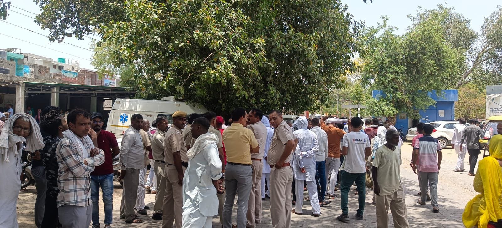 15जेएनडी24: नागरिक अस्पताल में शव गृह के बाहर मृतक के परिजनों को समझाते पुलिस कर्मचारी। संवाद 15जेएनडी24: नागरिक अस्पताल में शव गृह के बाहर मृतक के परिजनों को समझाते पुलिस कर्मचारी। संवाद