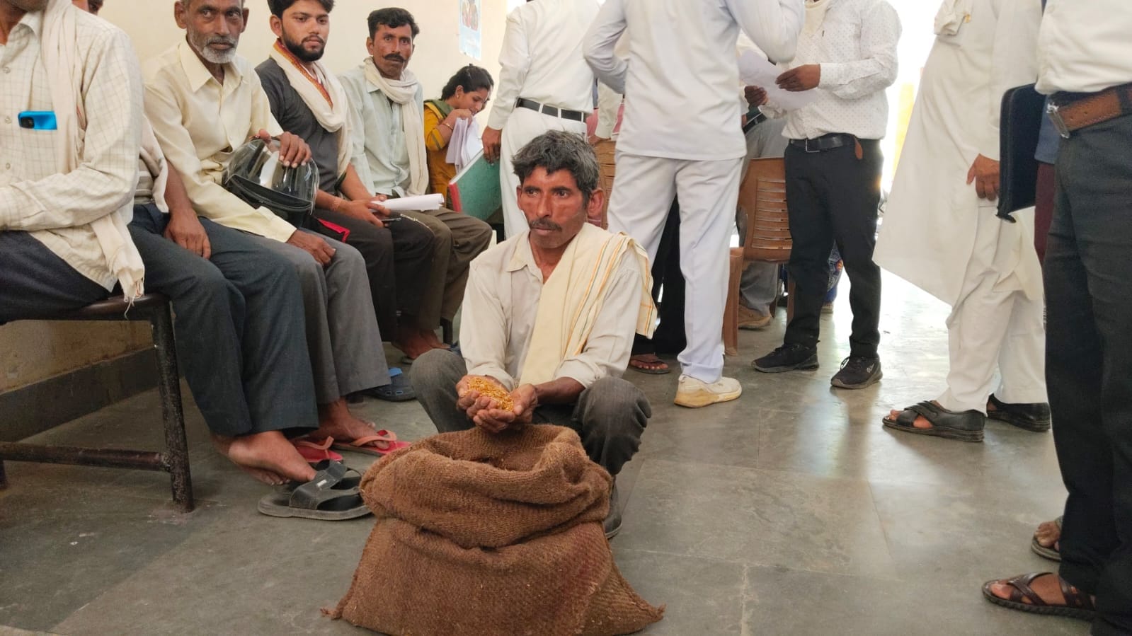 आंवला। संपूर्ण समाधान दिवस में शिकायते सुनते मंत्री-संवाद आंवला। संपूर्ण समाधान दिवस में शिकायते सुनते मंत्री-संवाद