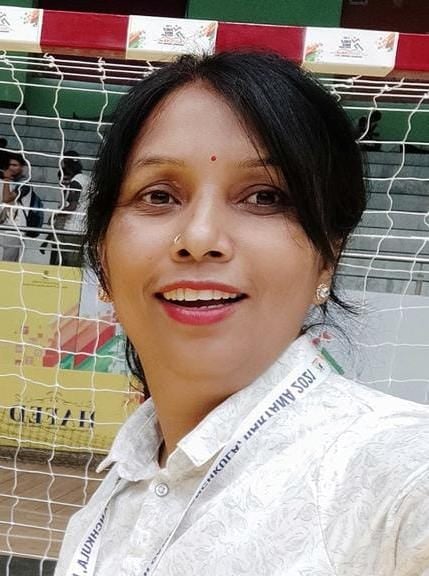 अंबाला हैडबॉल की महिला खिलाड़ी अपने पदक दिखाती हुई
