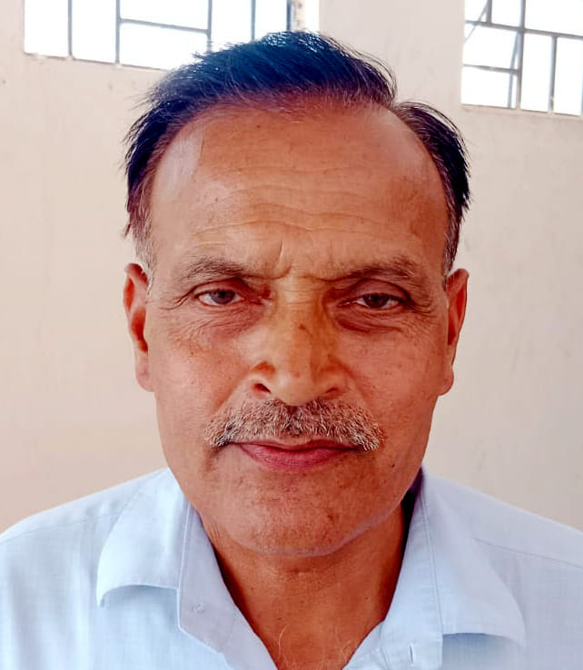 बिल्सी में जनता की समस्याओं को सुनते डीएम मनोज कुमार। संवाद बिल्सी में जनता की समस्याओं को सुनते डीएम मनोज कुमार। संवाद