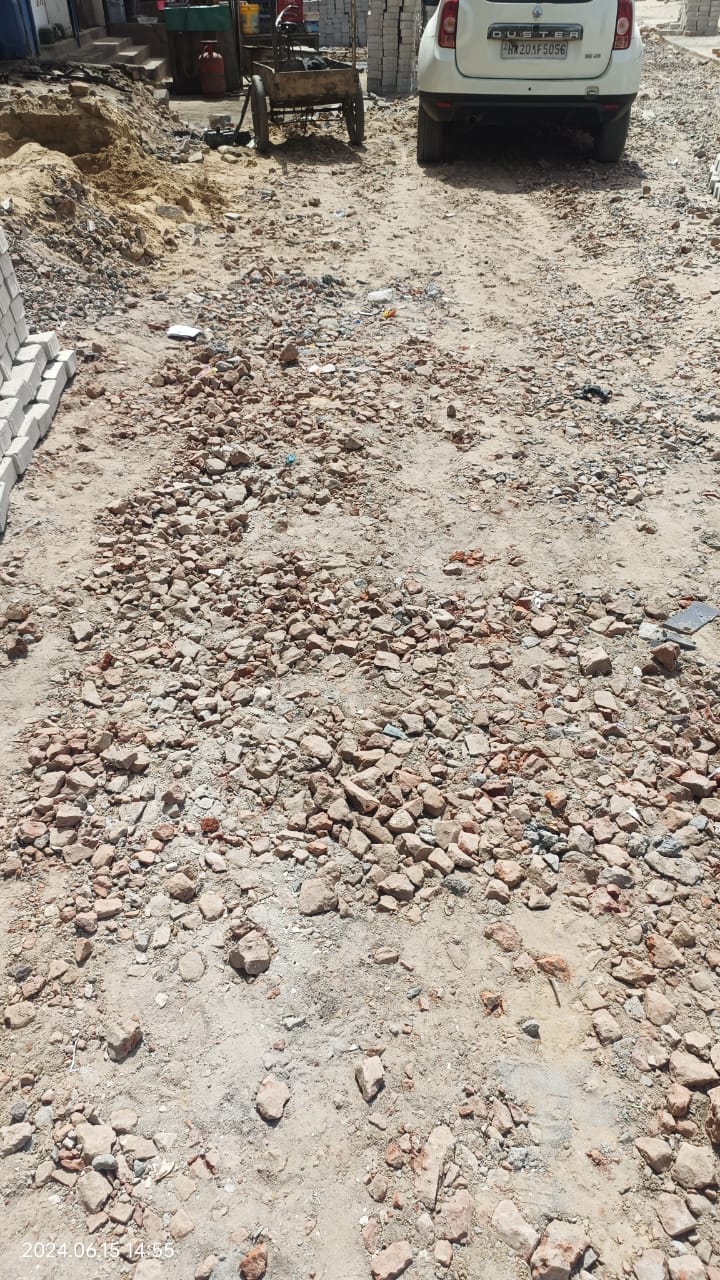 बरसाती जाली पर पानी डालकर दिखाता दुकानदार। संवाद