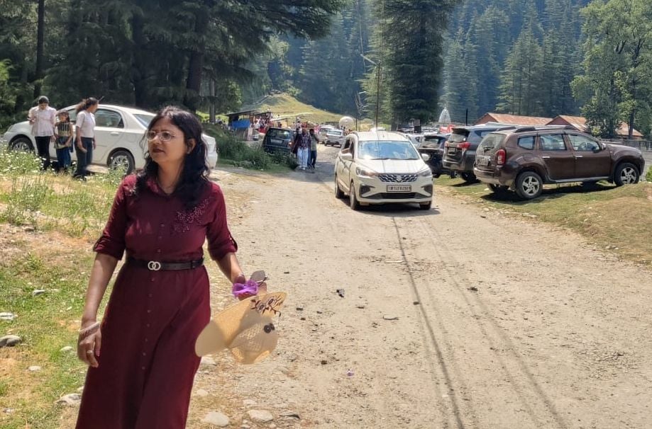 चौहारघाटी के बरोट में स्थानीय भेष भूषा धारण किए पर्यटक। संवाद चौहारघाटी के बरोट में स्थानीय भेष भूषा धारण किए पर्यटक। संवाद