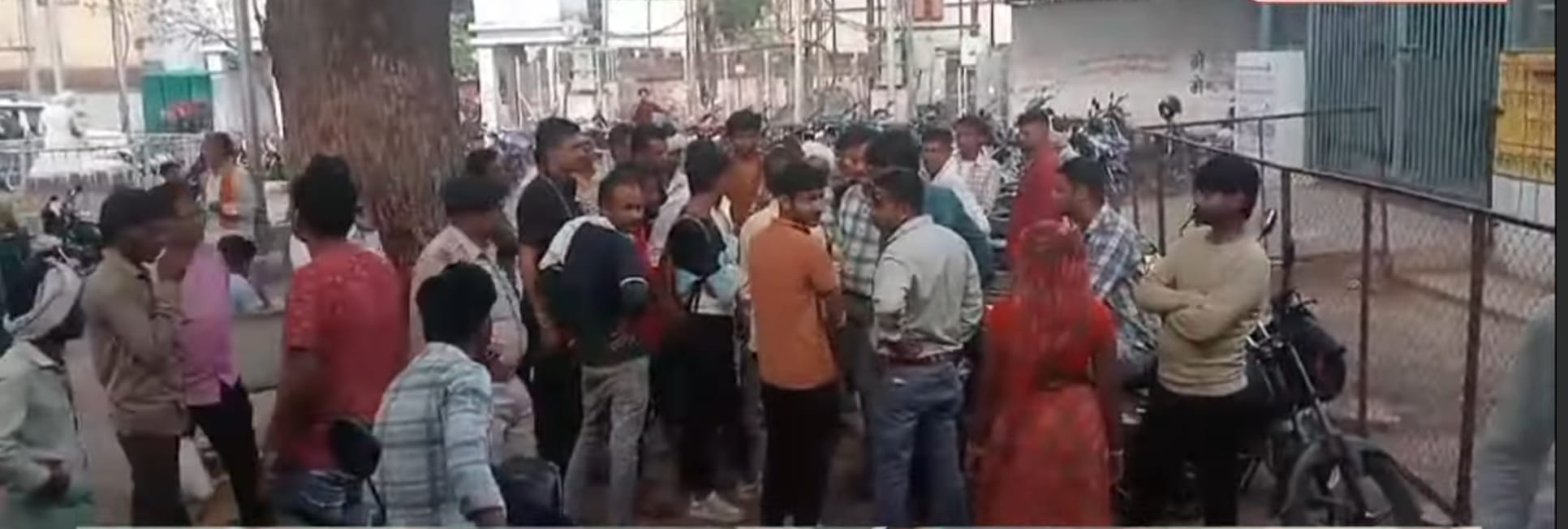 घटना की जानकारी लगते ही कोतवाली थाना पहुंचे ग्रामीण