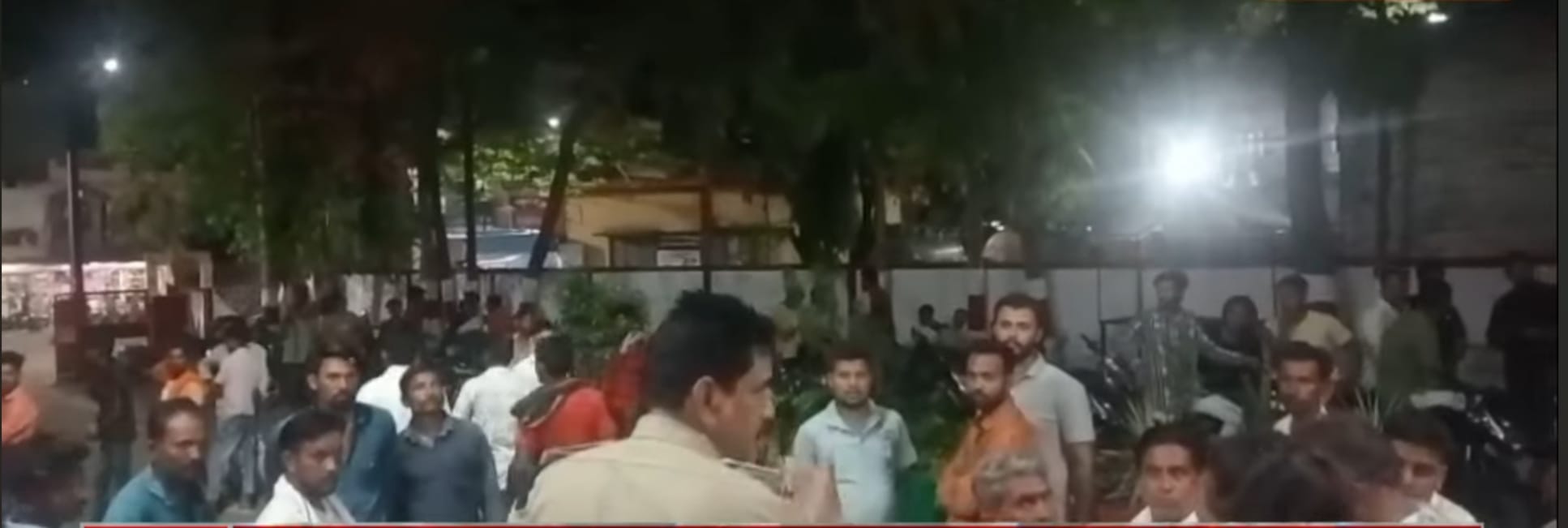 घटना की जानकारी लगते ही कोतवाली थाना पहुंचे ग्रामीण