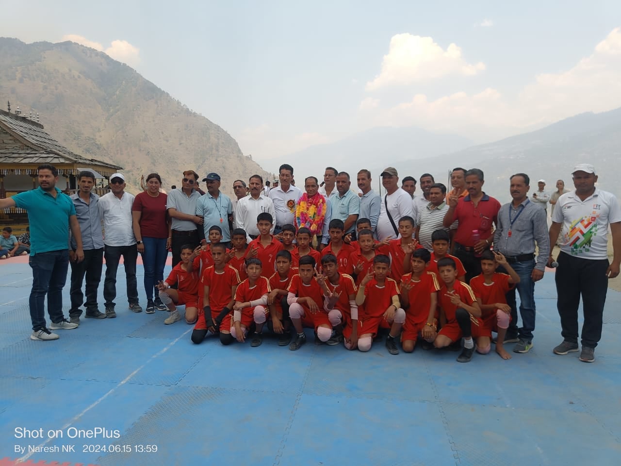 खंड स्तरीय प्रतियोगिता के कबड्डी में विजेता बनी शाइनिंग स्टार स्कूल की टीम को सम्मानित करते मुख