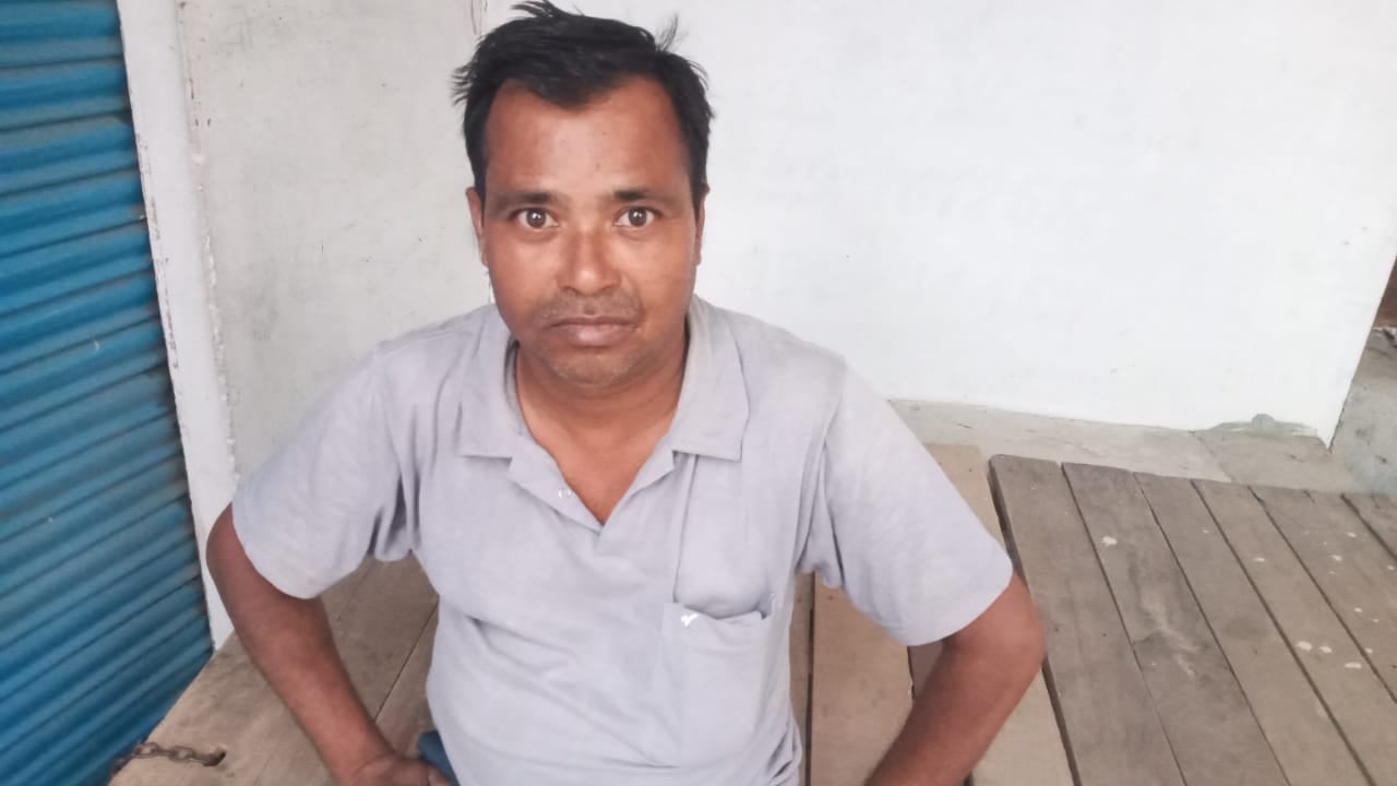 ललौरीखेड़ा में नाला अधूरा होने से सड़क पर भरा गंदा पानी । संवाद