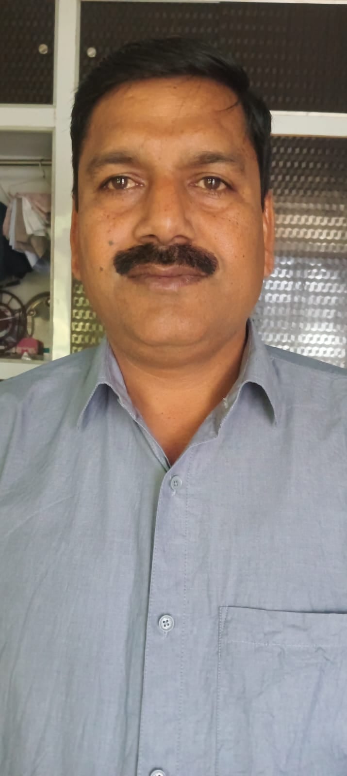 ललौरीखेड़ा में नाला अधूरा होने से सड़क पर भरा गंदा पानी । संवाद