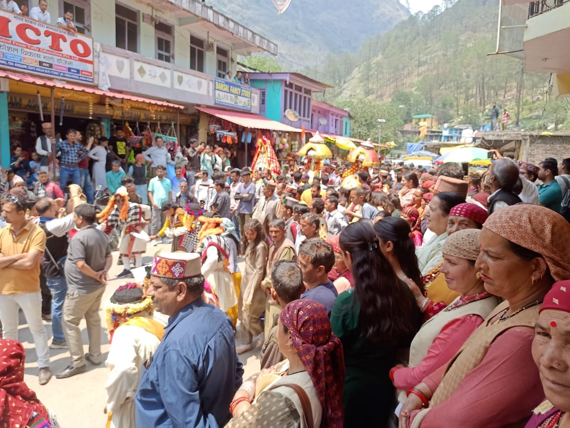 निरमंड के बागीपुल में तीन दिवसीय वार्षिक शाड़नू मेले में देवताओं के बाहर से नाटी डालते लोग निरमंड के बागीपुल में तीन दिवसीय वार्षिक शाड़नू मेले में देवताओं के बाहर से नाटी डालते लोग