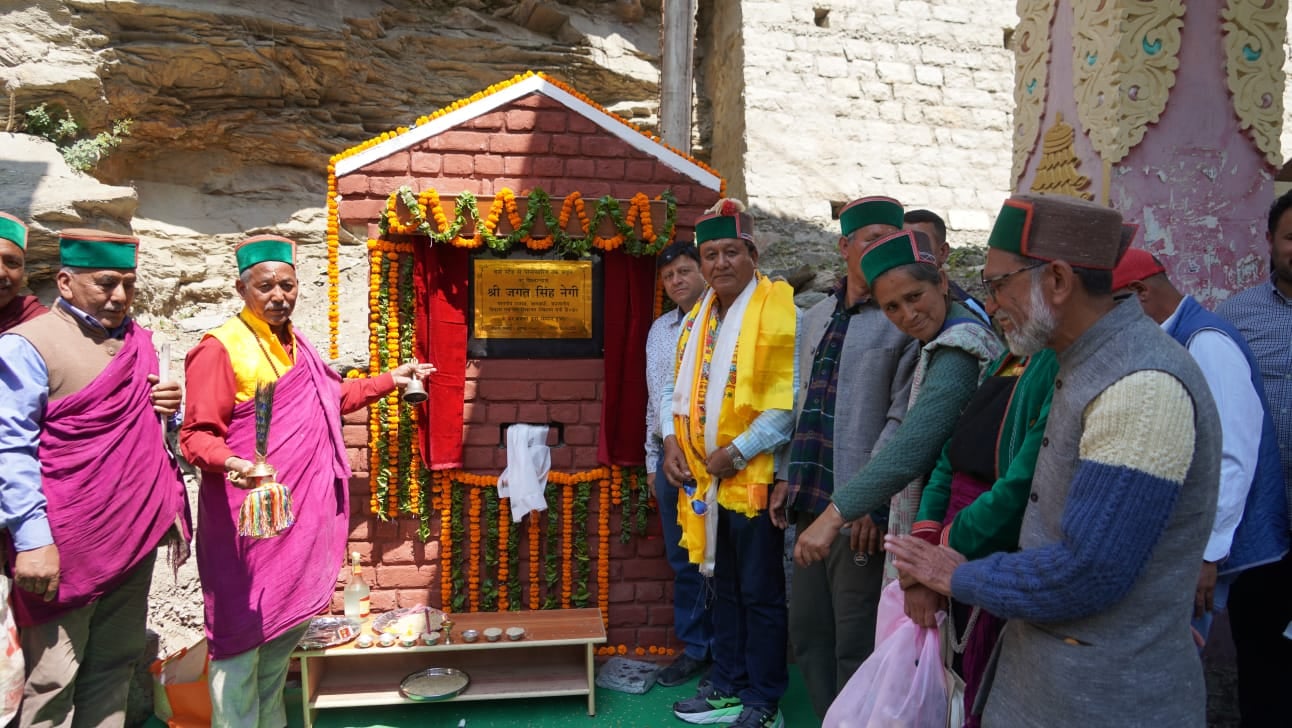 रारंग गांव में आयोजित राज्यस्तरीय गुरू संज्ञास पर्व के समापन पर राजस्व मंत्री जगत सिंह नेगी ग् रारंग गांव में आयोजित राज्यस्तरीय गुरू संज्ञास पर्व के समापन पर राजस्व मंत्री जगत सिंह नेगी ग्