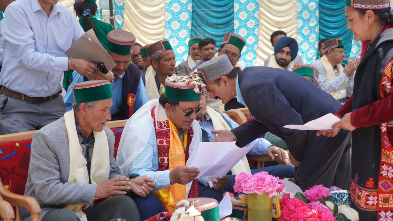 रारंग गांव में आयोजित राज्यस्तरीय गुरू संज्ञास पर्व के समापन पर राजस्व मंत्री जगत सिंह नेगी ग् रारंग गांव में आयोजित राज्यस्तरीय गुरू संज्ञास पर्व के समापन पर राजस्व मंत्री जगत सिंह नेगी ग्