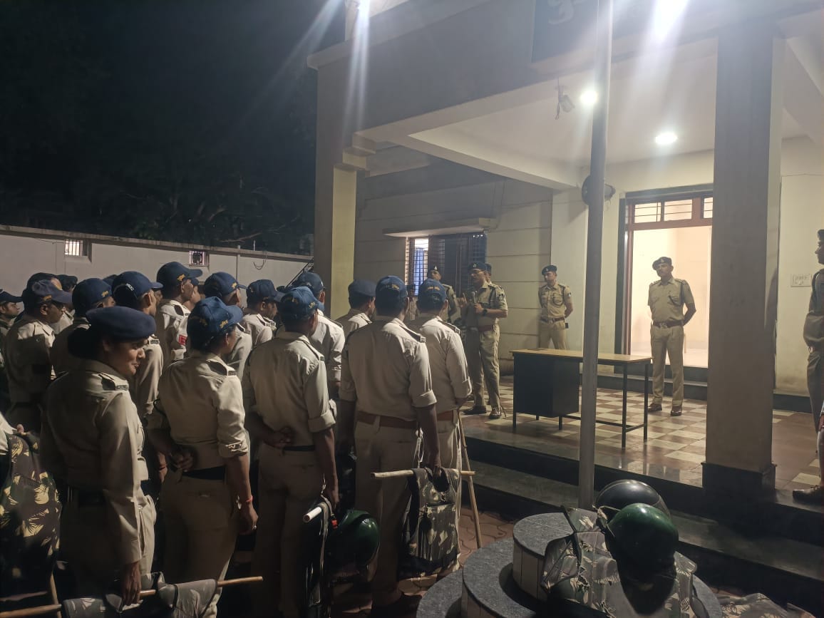 देर रात पुलिस ने चलाया नाइट कांबिंग गश्त ऑपरेशन देर रात पुलिस ने चलाया नाइट कांबिंग गश्त ऑपरेशन