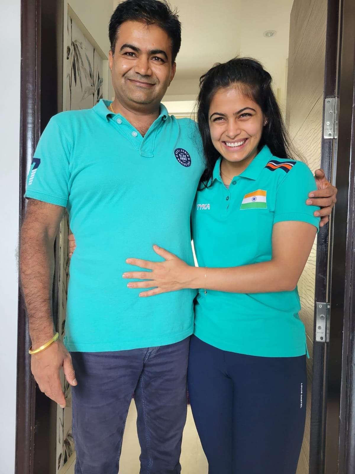 विरेंद्र सिंह उर्फ गुंगा पहलवान अपने पिता अजीत सिंह से आशीर्वाद लेते हुए। विरेंद्र सिंह उर्फ गुंगा पहलवान अपने पिता अजीत सिंह से आशीर्वाद लेते हुए।