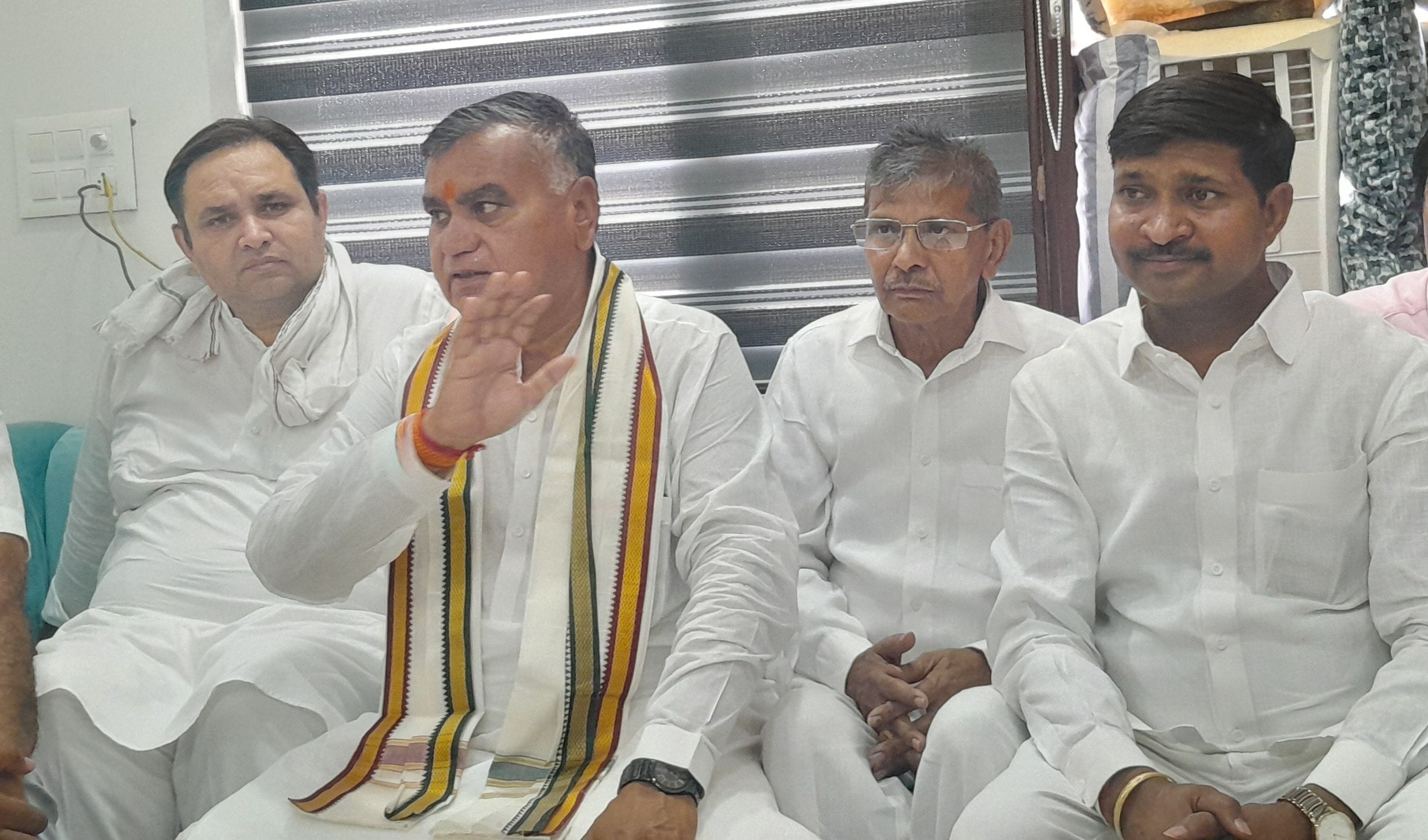 16जेएनडी06 : पत्रकारों से बातचीत करते सतपाल ब्रह्मचारी। संवाद