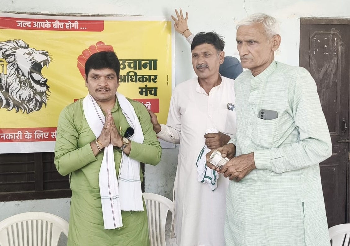 16जेएनडी21: पंचायत को नकद राशि देकर सम्मानित करते हुए उचाना अधिकार मंच के जयप्रकाश उर्फ जेपी कौ