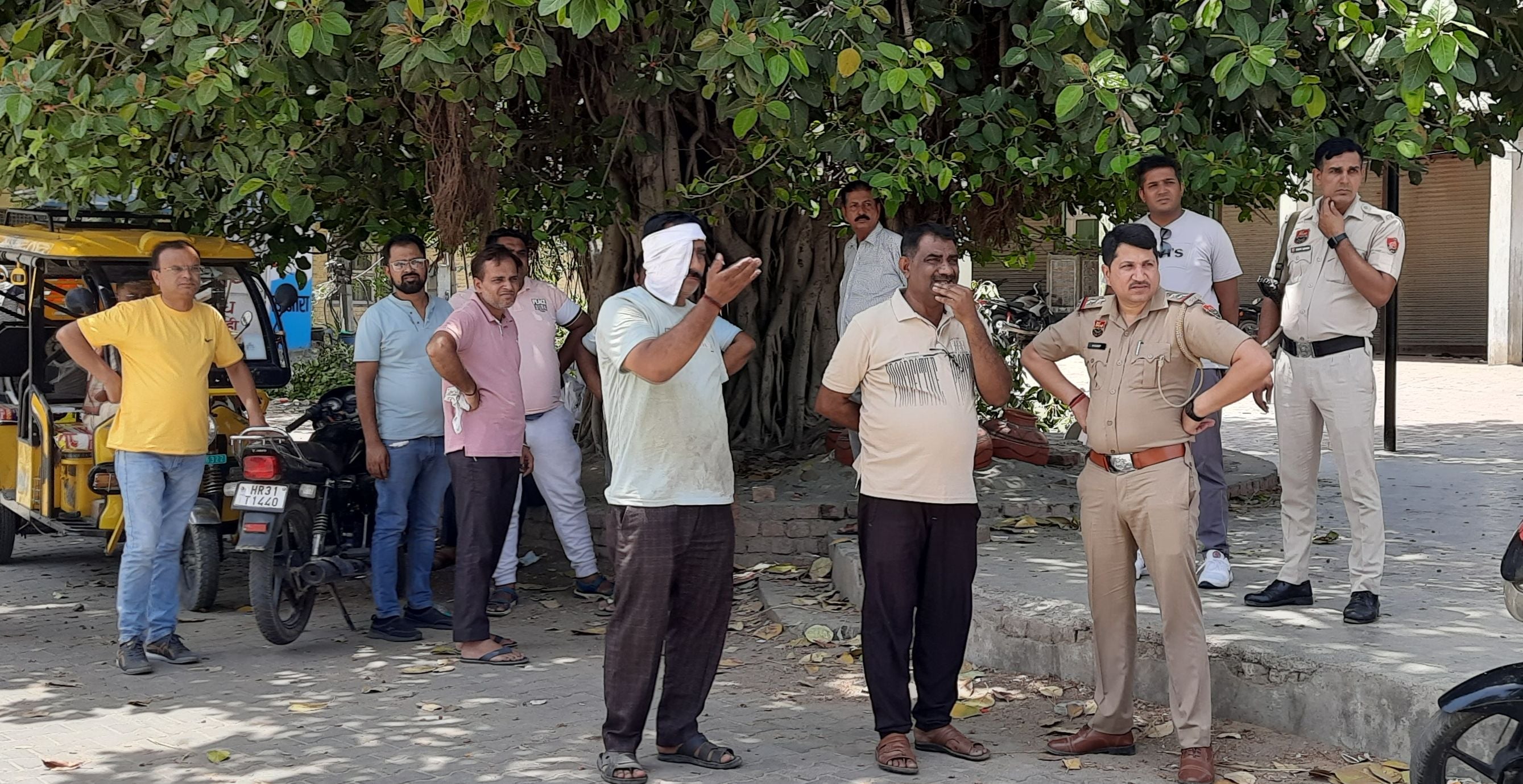 16जेएनडी23: नागरिक अस्पताल में शव का पोस्टमार्टम करवाने आए परिजन व पुलिस। संवाद 16जेएनडी23: नागरिक अस्पताल में शव का पोस्टमार्टम करवाने आए परिजन व पुलिस। संवाद