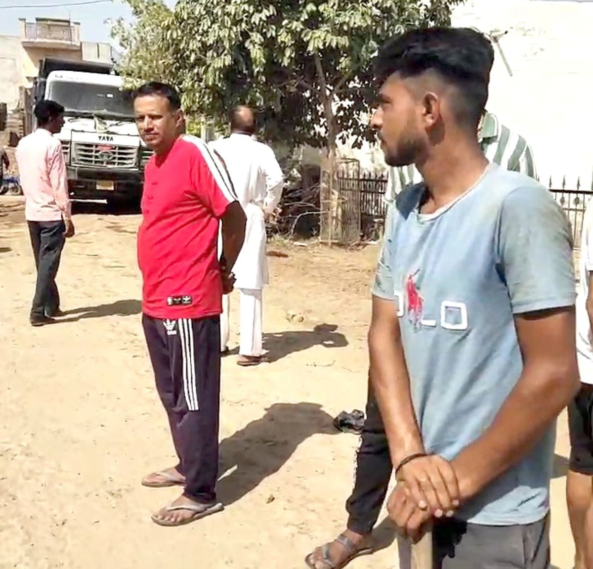 16जेएनडी25-गांव बहादुरगढ़ की फाटक के पास डंपर को रोके हुए ग्रामीण। संवाद 16जेएनडी25-गांव बहादुरगढ़ की फाटक के पास डंपर को रोके हुए ग्रामीण। संवाद