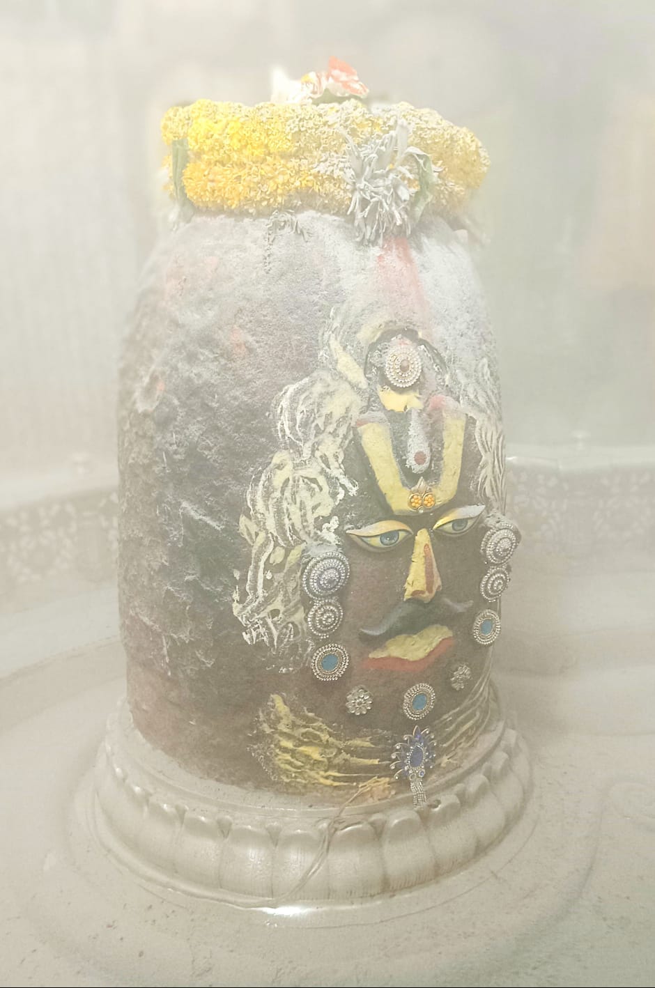एकादशी की भस्म आरती मे वैष्णव तिलक लगाकर सजे बाबा महाकाल .....मंदिर परिसर मे गूंजा जय श्री महा एकादशी की भस्म आरती मे वैष्णव तिलक लगाकर सजे बाबा महाकाल .....मंदिर परिसर मे गूंजा जय श्री महा