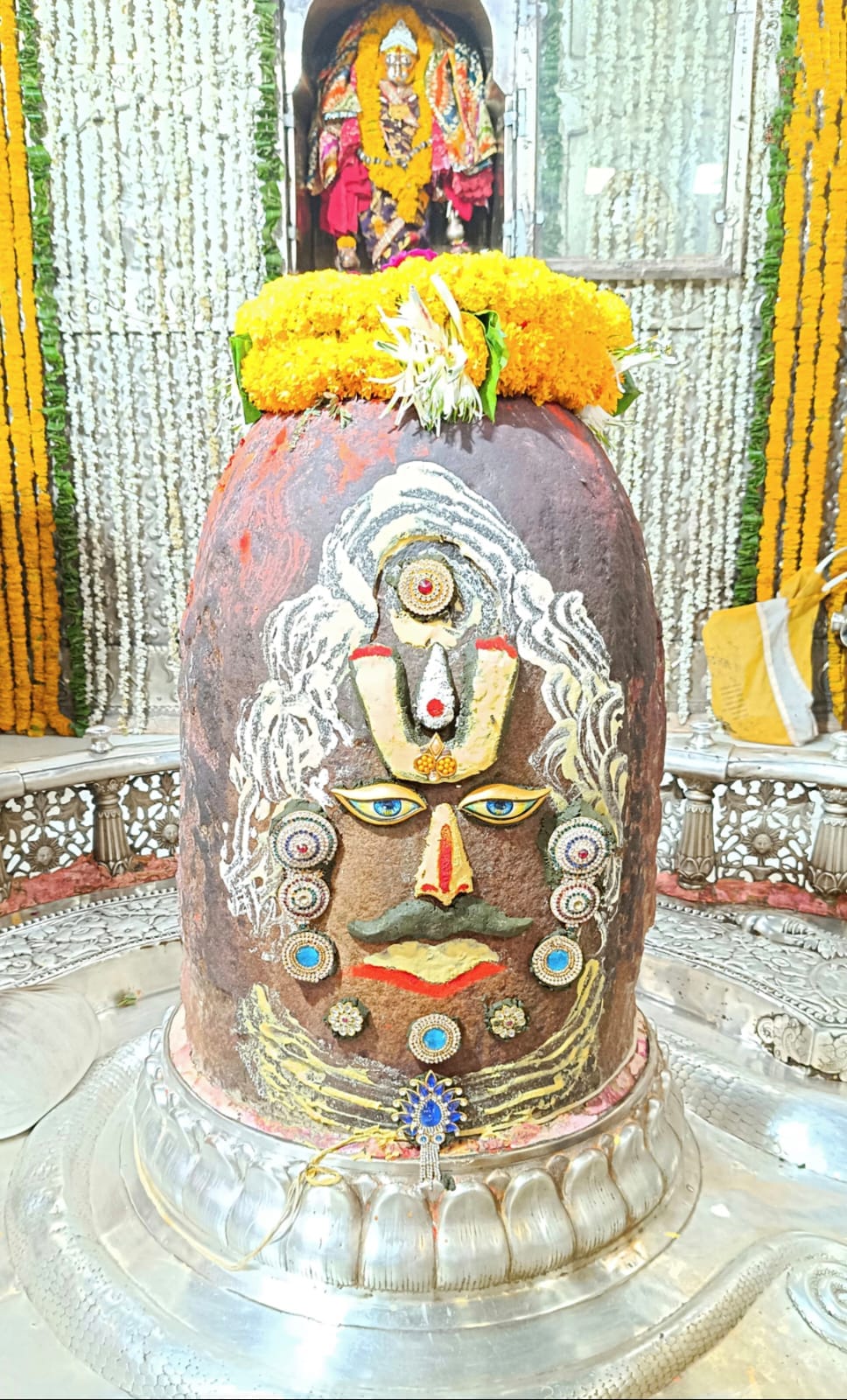 एकादशी की भस्म आरती मे वैष्णव तिलक लगाकर सजे बाबा महाकाल .....मंदिर परिसर मे गूंजा जय श्री महा एकादशी की भस्म आरती मे वैष्णव तिलक लगाकर सजे बाबा महाकाल .....मंदिर परिसर मे गूंजा जय श्री महा
