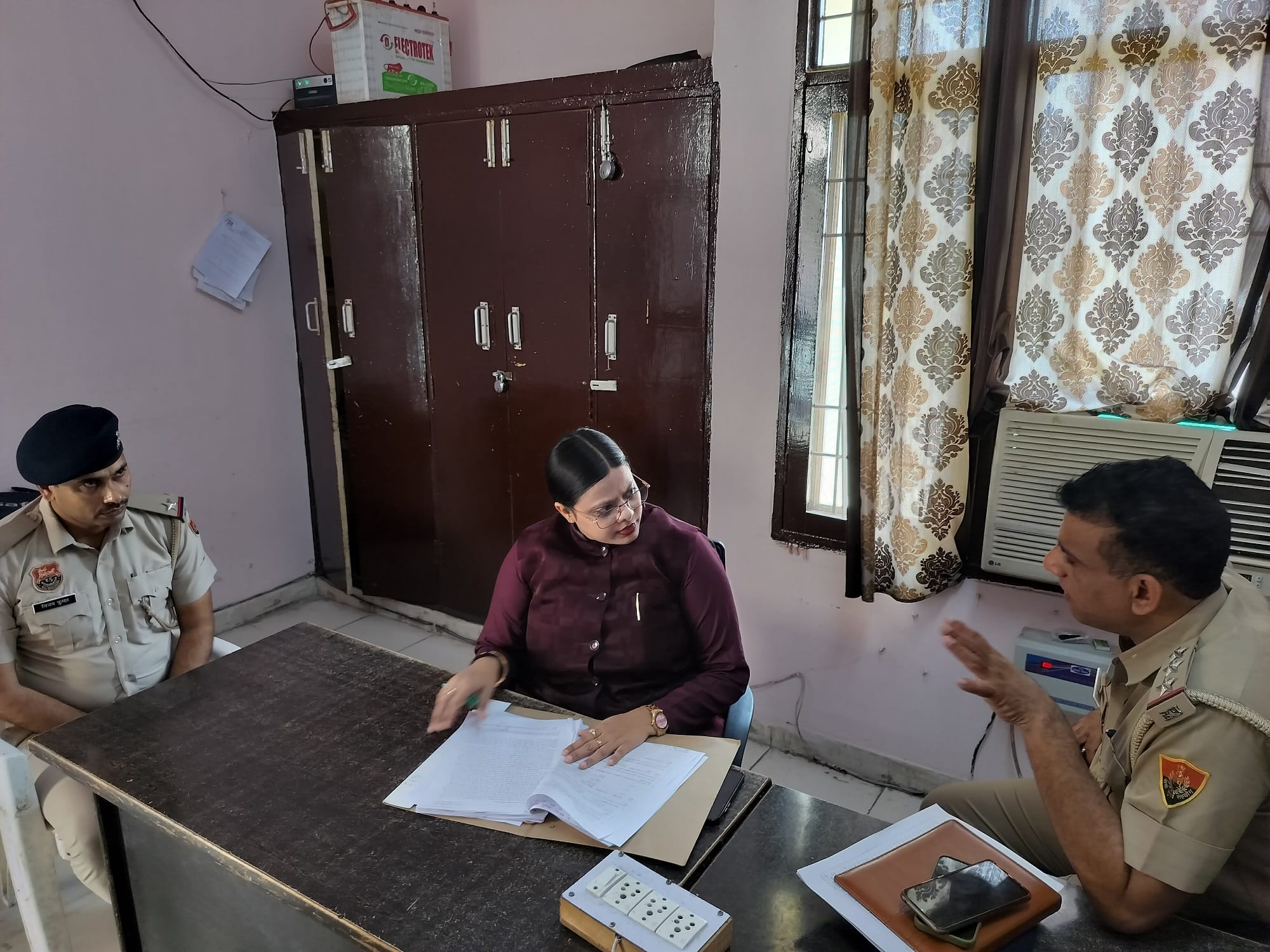 फोटो 17- सोनीपत के खरखौदा थाना पहुंची राज्य महिला आयोग की वाइस चेयरपर्सन सोनिया अग्रवाल थाना प्