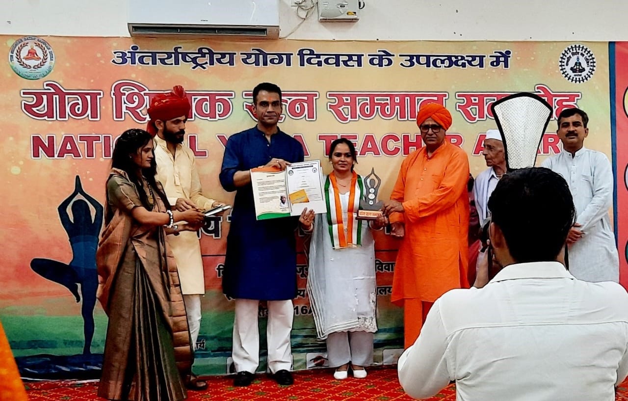 फोटो 27- सोनीपत के गांव खानपुर कलां निवासी प्रियंका मलिक को फरीदाबाद में आयोजित कार्यक्रम में स फोटो 27- सोनीपत के गांव खानपुर कलां निवासी प्रियंका मलिक को फरीदाबाद में आयोजित कार्यक्रम में स