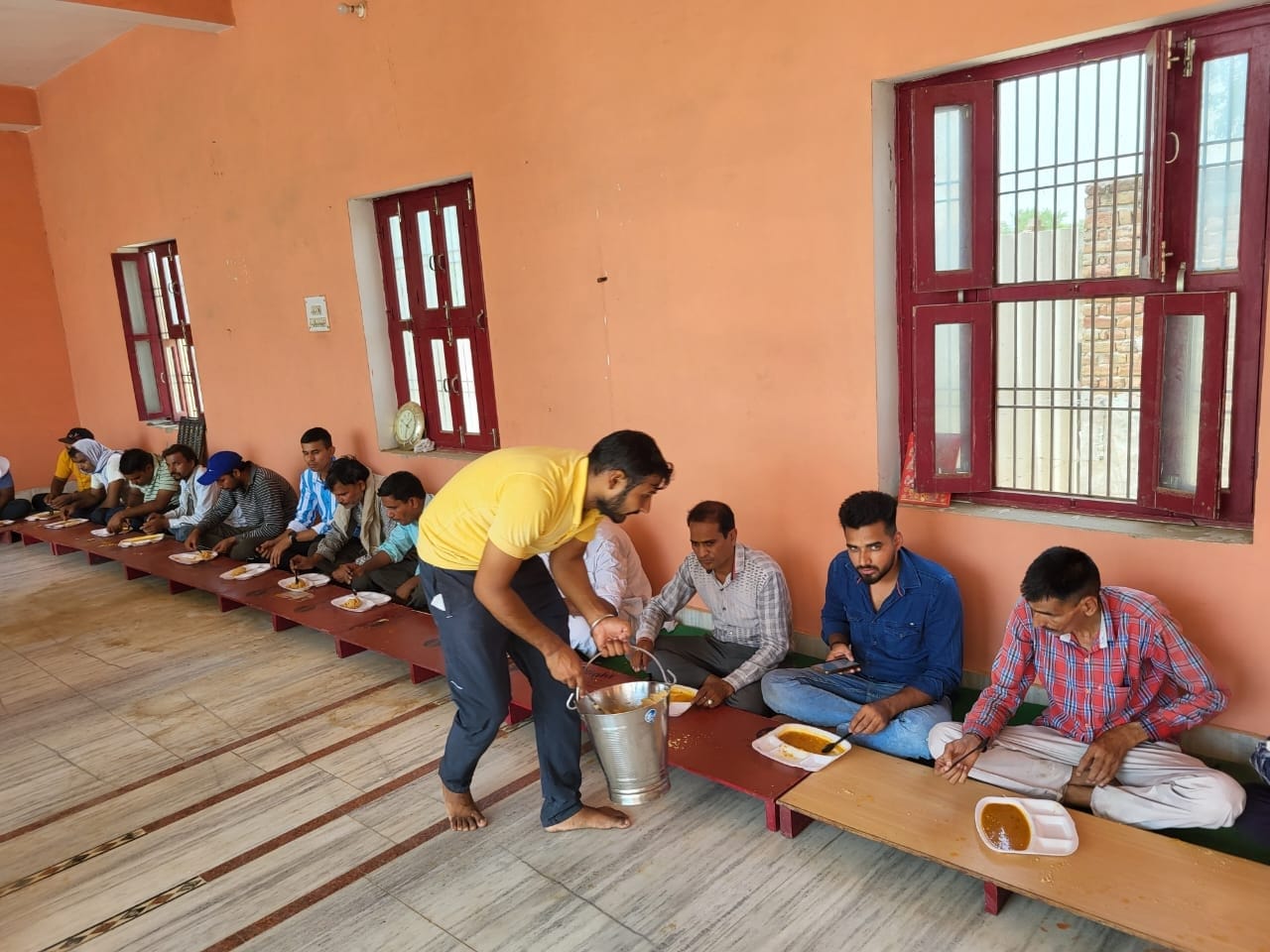 फोटो संख्या:57- गांव सिसोठ में माता भूरा भवानी मंदिर में हवन करते श्रद्धालु--स्रोत-- आयोजक