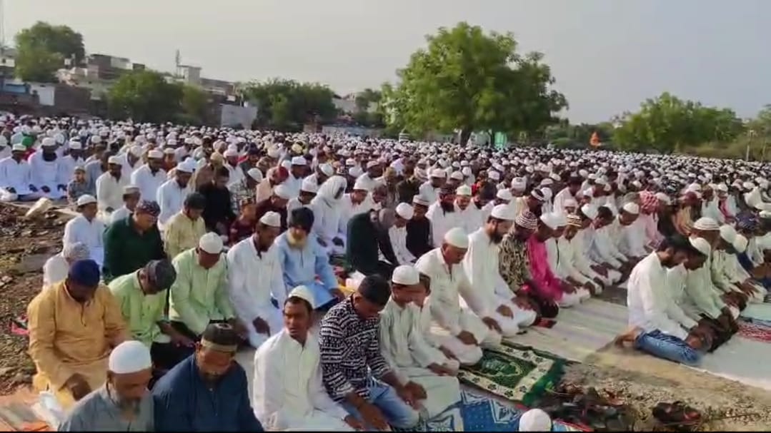 ईदगाह पर नमाज अदा करते मुस्लिम समाजजन
