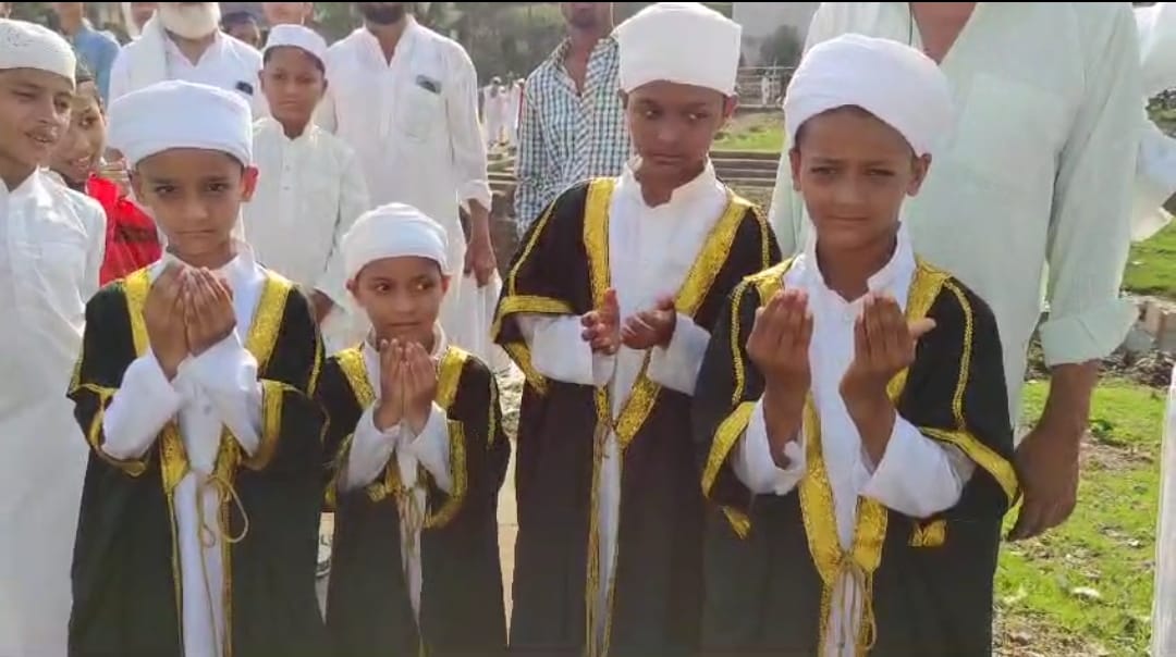 ईदगाह पर नमाज अदा करते मुस्लिम समाजजन