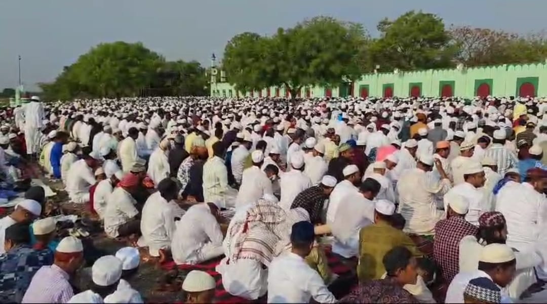 ईदगाह पर नमाज अदा करते मुस्लिम समाजजन