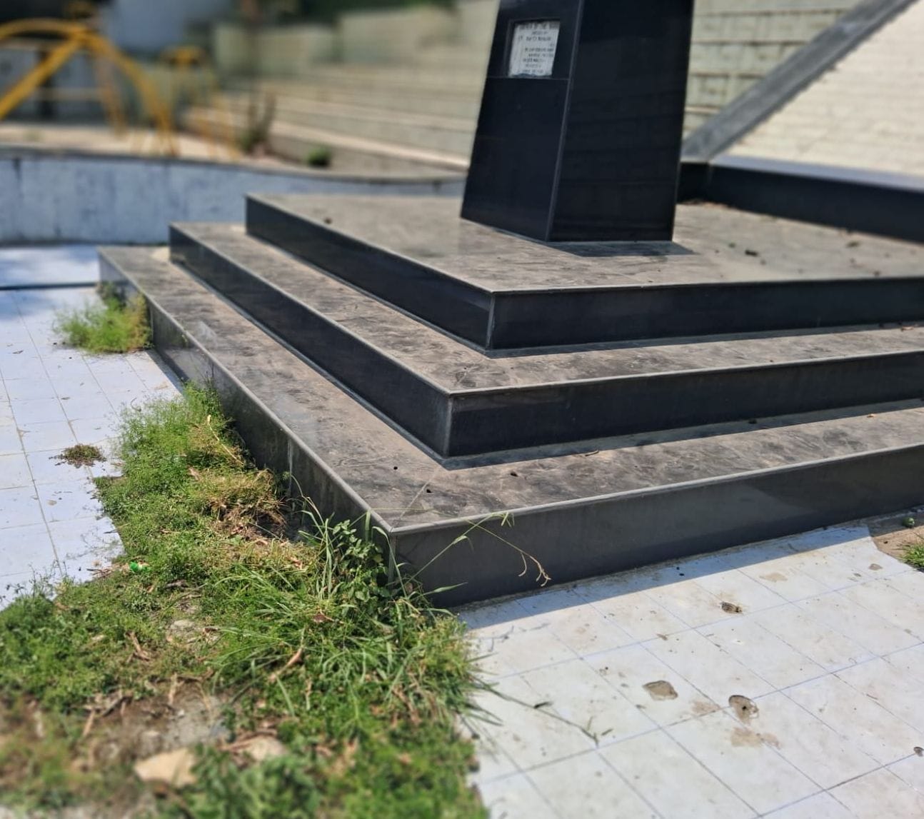 जोगिंद्रनगर स्थित गांधी वाटिका परिसर में कूड़ा न उठने से डस्टबिन के बाहर गिरता कूड़ा। संवाद जोगिंद्रनगर स्थित गांधी वाटिका परिसर में कूड़ा न उठने से डस्टबिन के बाहर गिरता कूड़ा। संवाद