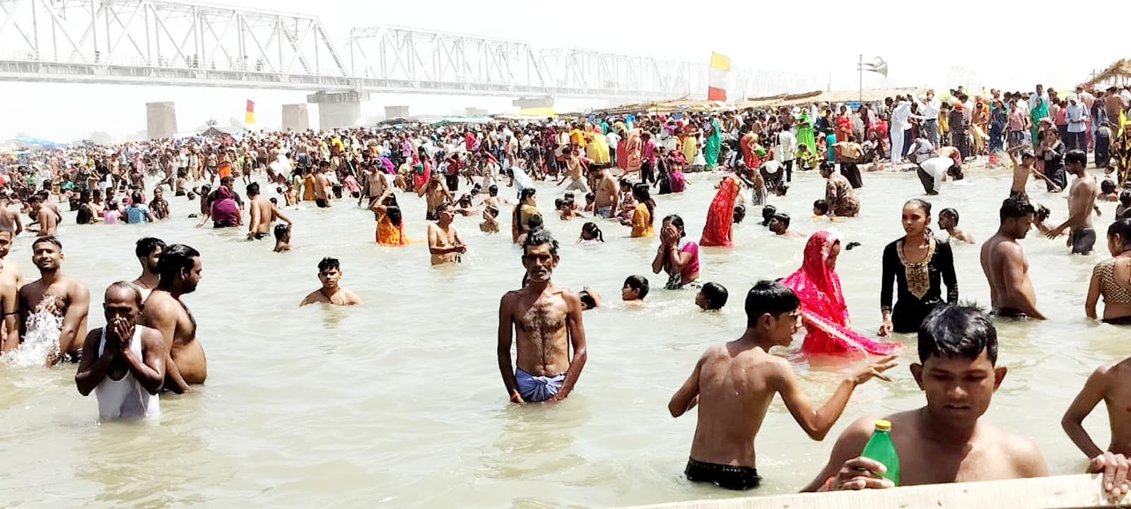 कछला घाट पर गंगा स्नान करते श्रद्धालु। संवाद
