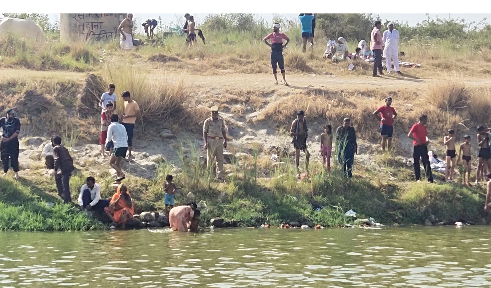 कैराना सीएचसी पर मृतक युवती व किशोरी के बारे में जानकारी लेती पुलिस-संवाद