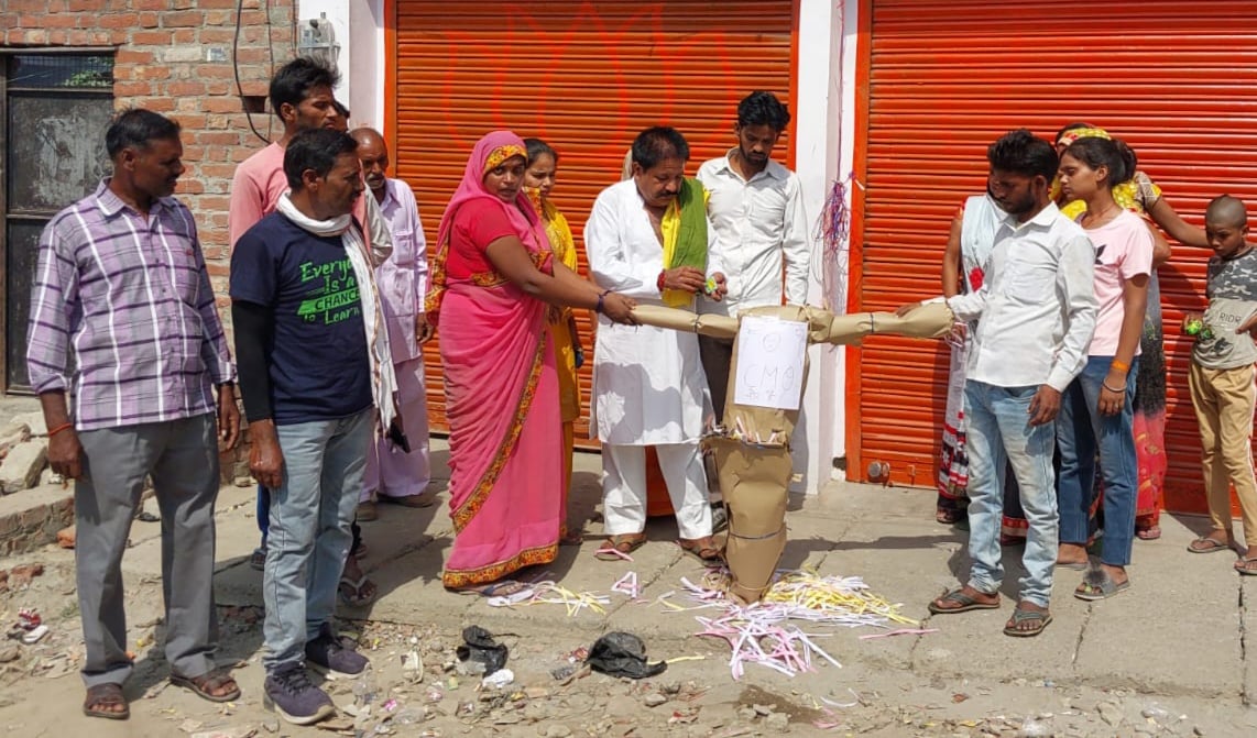 नायब तहसीलदार की मौजूदगी में अस्पताल सील करते स्वास्थ्य कर्मी । संवाद