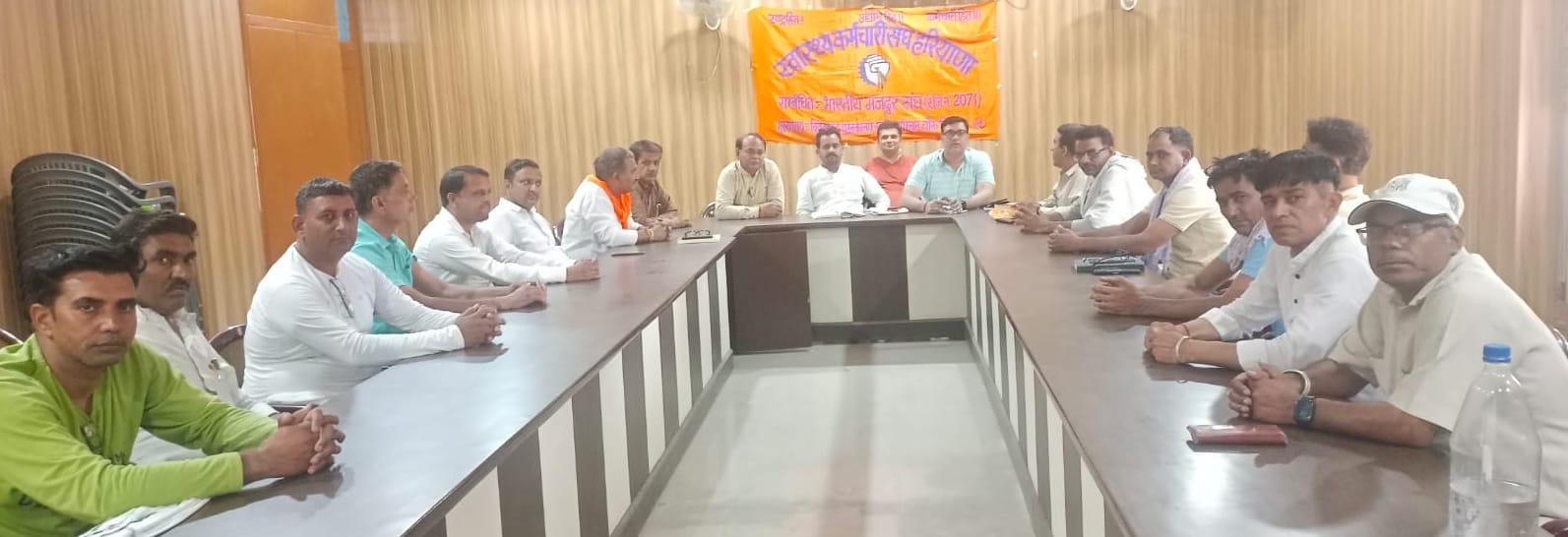 17जेएनडी31: बैठक में भाग लेते हुए कर्मचारी। स्रोत संघ