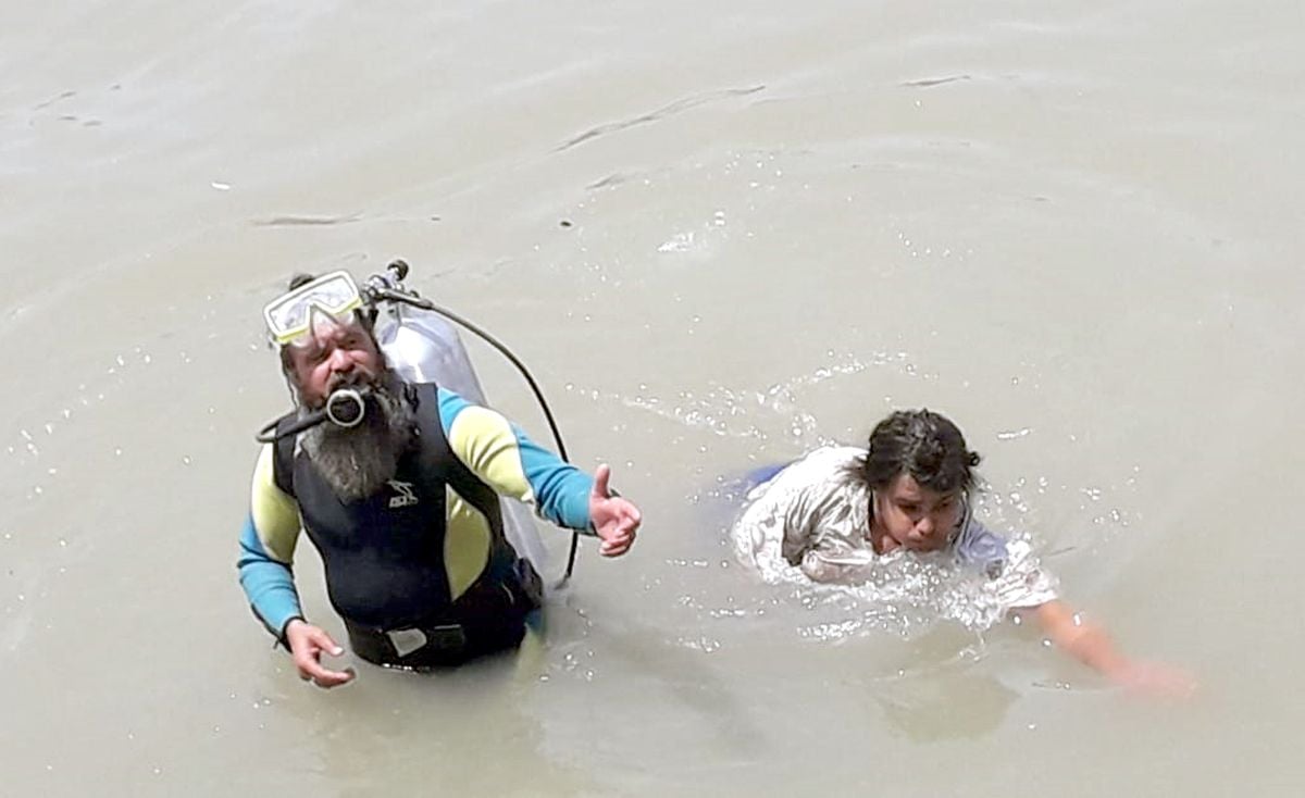 17जेएनडी39: नहर में सर्च अभियान चलाते हुए गोताखोर। 17जेएनडी39: नहर में सर्च अभियान चलाते हुए गोताखोर।