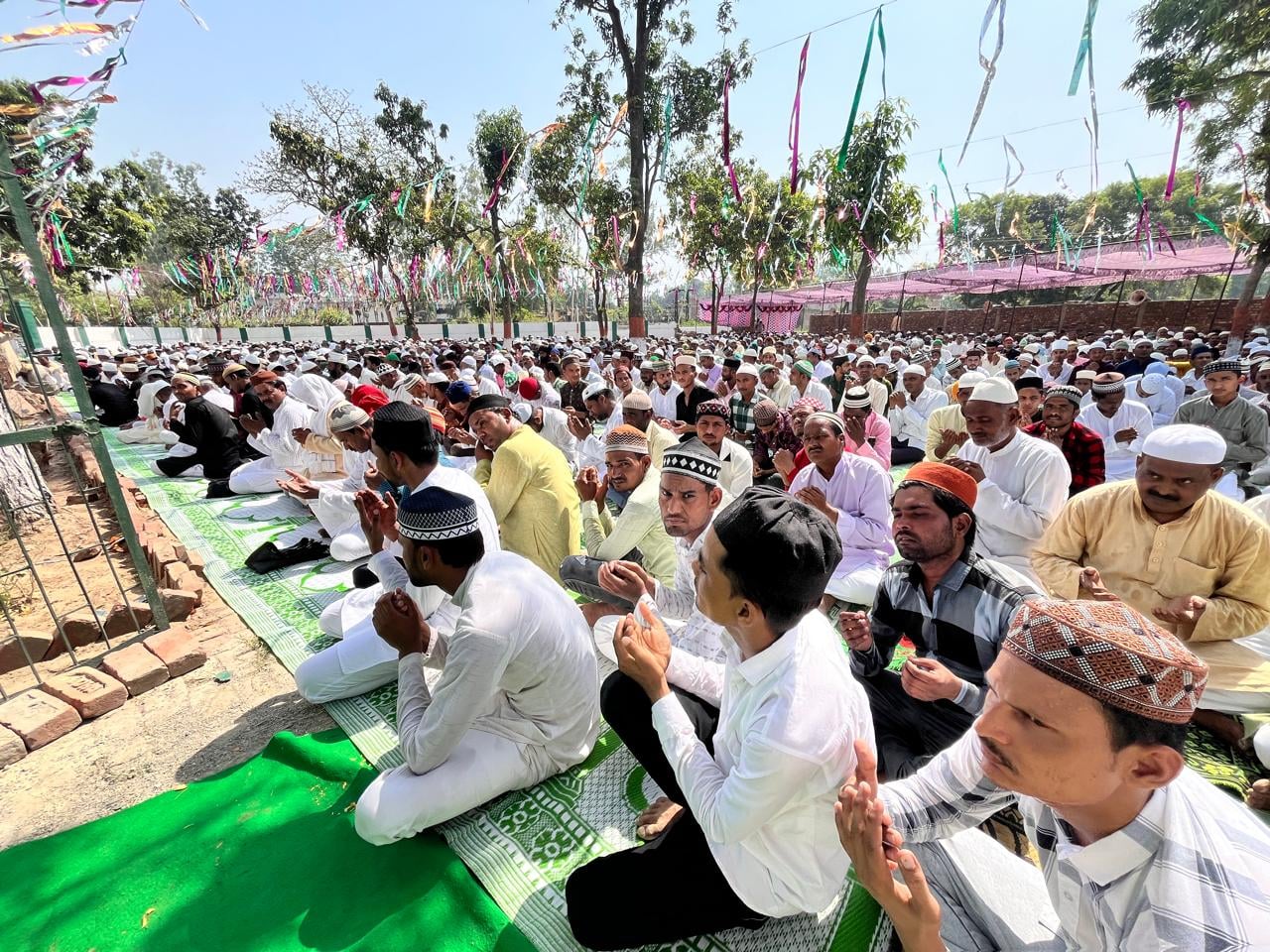 बीसलपुर में ईद उल अजहा की नमाम अदा करते नमाजी । संवाद बीसलपुर में ईद उल अजहा की नमाम अदा करते नमाजी । संवाद
