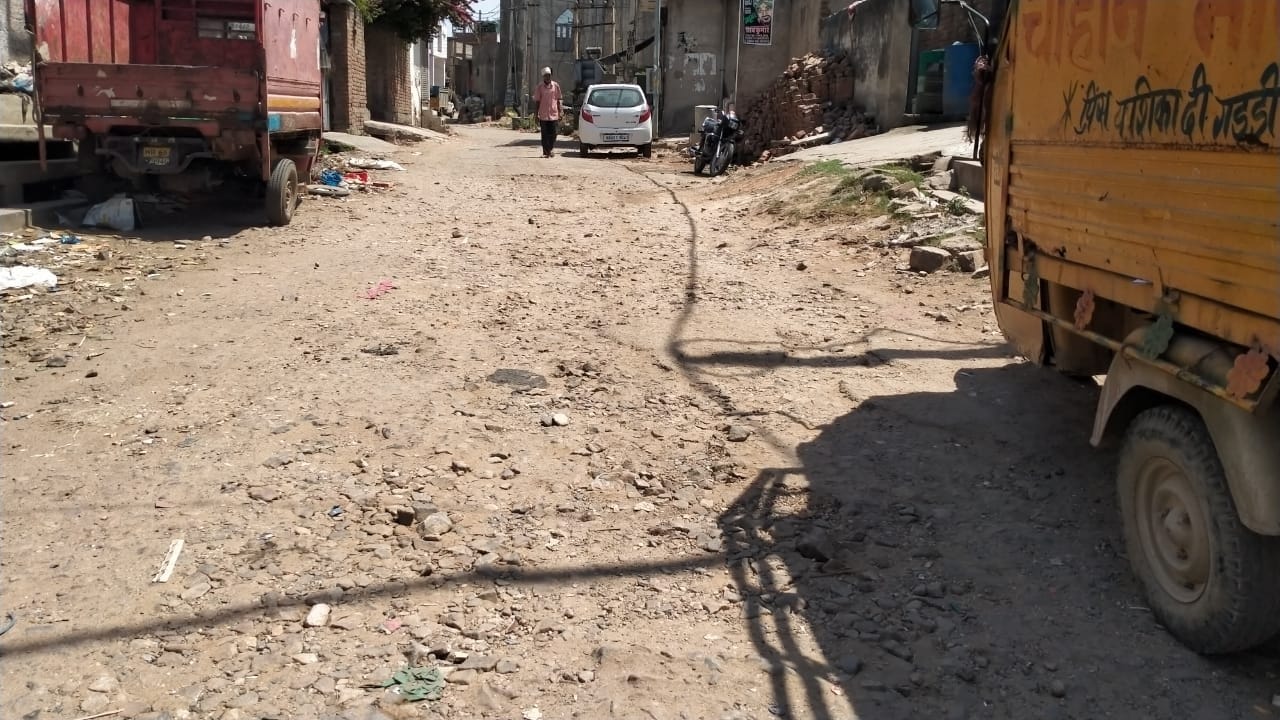 फोटो संख्या:54- भगवान परशुराम चौक से कॉलेज रोड तक बदहाल सड़क मार्ग--स्रोत--संवाद फोटो संख्या:54- भगवान परशुराम चौक से कॉलेज रोड तक बदहाल सड़क मार्ग--स्रोत--संवाद