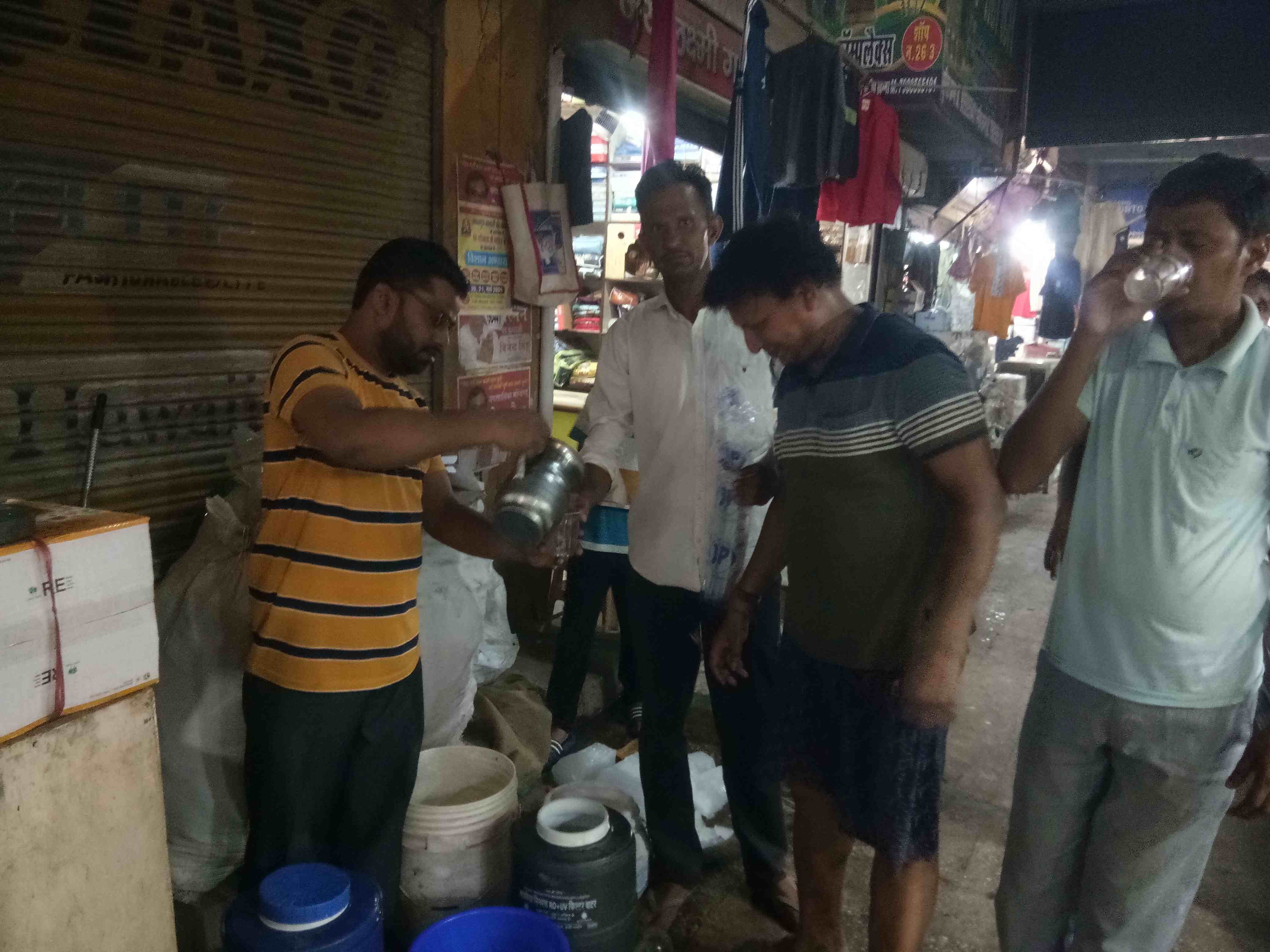 फोटो संख्या:60- महेंद्रगढ़ आईटीआई रोड पर छबील लगाकर लोगों को मीठा पानी पिलाते दुकानदार--स्रोत-- फोटो संख्या:60- महेंद्रगढ़ आईटीआई रोड पर छबील लगाकर लोगों को मीठा पानी पिलाते दुकानदार--स्रोत--