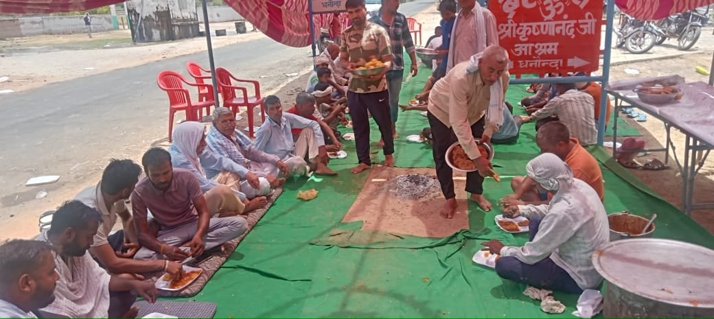 फोटो संख्या:60- महेंद्रगढ़ आईटीआई रोड पर छबील लगाकर लोगों को मीठा पानी पिलाते दुकानदार--स्रोत-- फोटो संख्या:60- महेंद्रगढ़ आईटीआई रोड पर छबील लगाकर लोगों को मीठा पानी पिलाते दुकानदार--स्रोत--