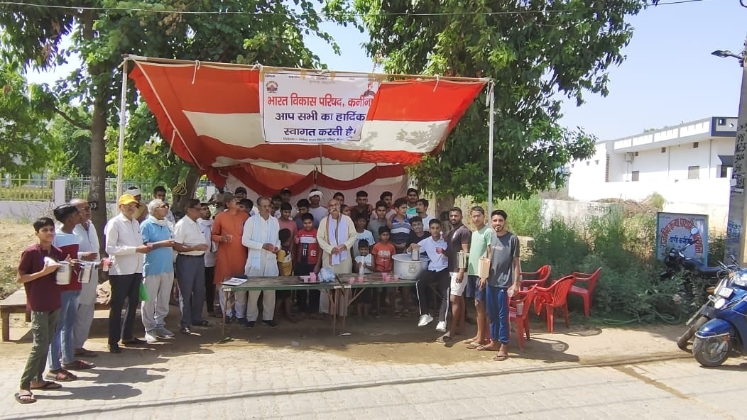 फोटो संख्या:60- महेंद्रगढ़ आईटीआई रोड पर छबील लगाकर लोगों को मीठा पानी पिलाते दुकानदार--स्रोत-- फोटो संख्या:60- महेंद्रगढ़ आईटीआई रोड पर छबील लगाकर लोगों को मीठा पानी पिलाते दुकानदार--स्रोत--