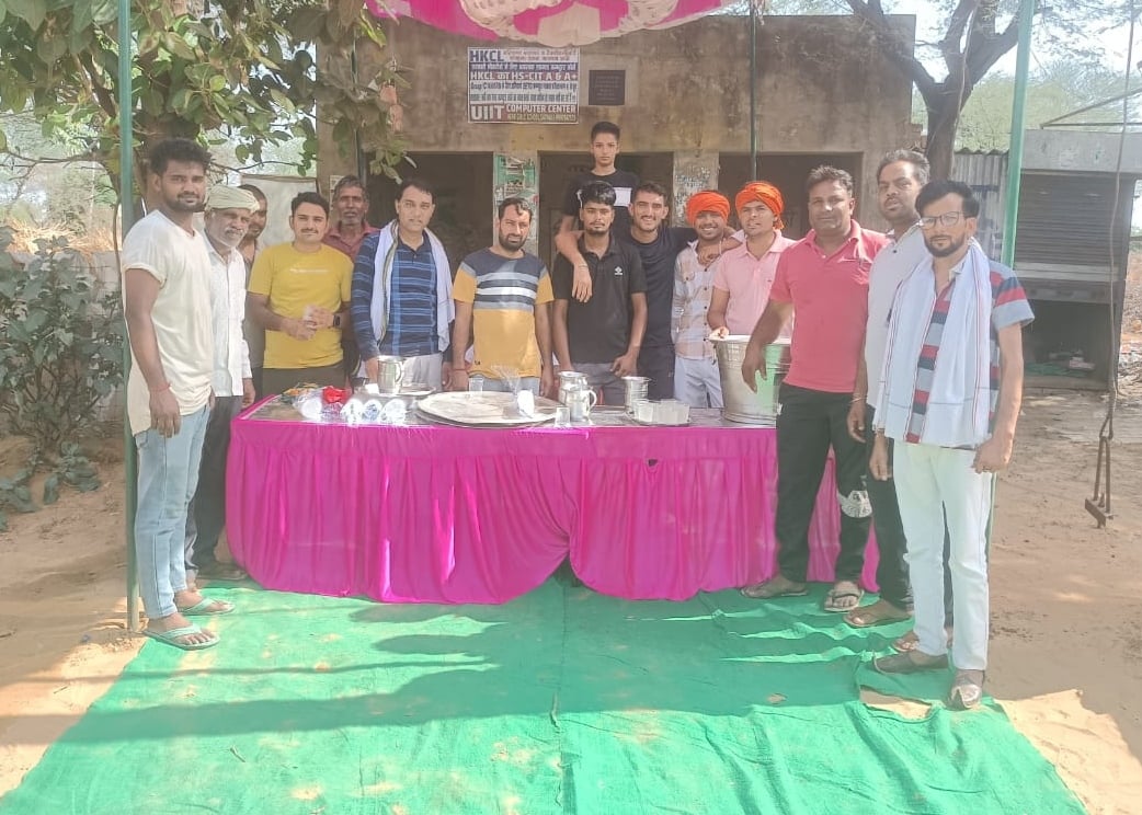 फोटो संख्या:60- महेंद्रगढ़ आईटीआई रोड पर छबील लगाकर लोगों को मीठा पानी पिलाते दुकानदार--स्रोत-- फोटो संख्या:60- महेंद्रगढ़ आईटीआई रोड पर छबील लगाकर लोगों को मीठा पानी पिलाते दुकानदार--स्रोत--