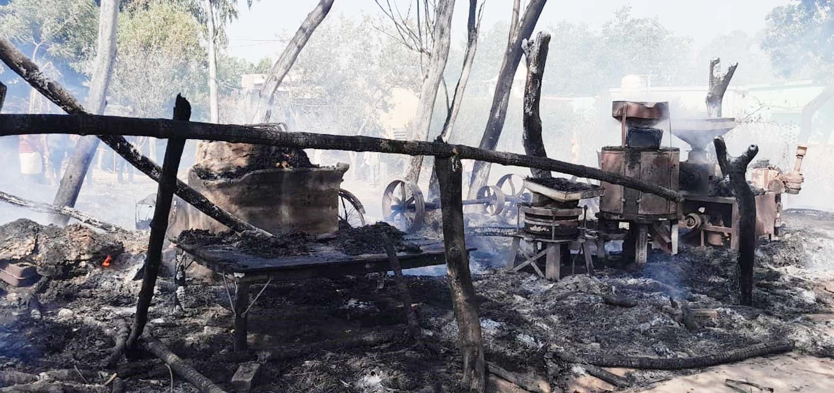 गांव कोल्हूगाढ़ा में आग से जल रहा घर। स्रोत वीडियो ग्रैब