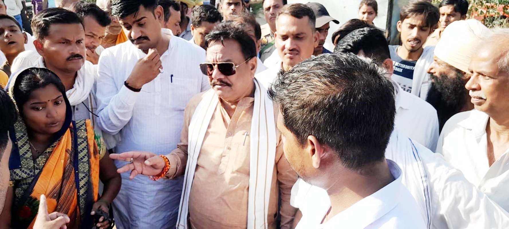 गांव कोल्हूगाढ़ा में आग से जल रहा घर। स्रोत वीडियो ग्रैब