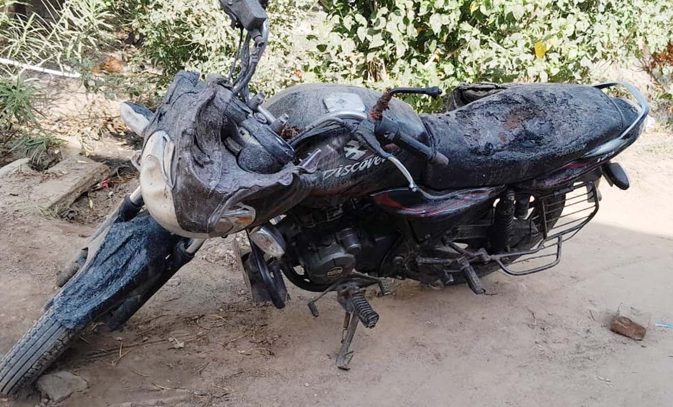 गांव कोल्हूगाढ़ा में आग से जल रहा घर। स्रोत वीडियो ग्रैब