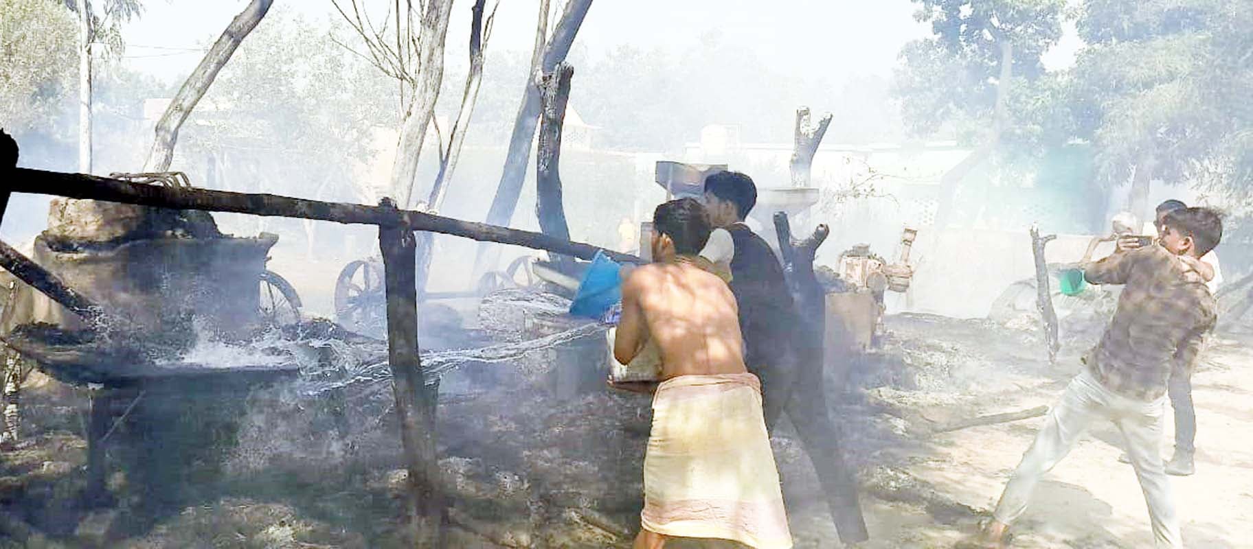 गांव कोल्हूगाढ़ा में आग से जल रहा घर। स्रोत वीडियो ग्रैब