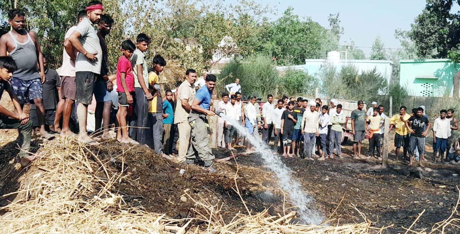 गांव कोल्हूगाढ़ा में आग से जल रहा घर। स्रोत वीडियो ग्रैब