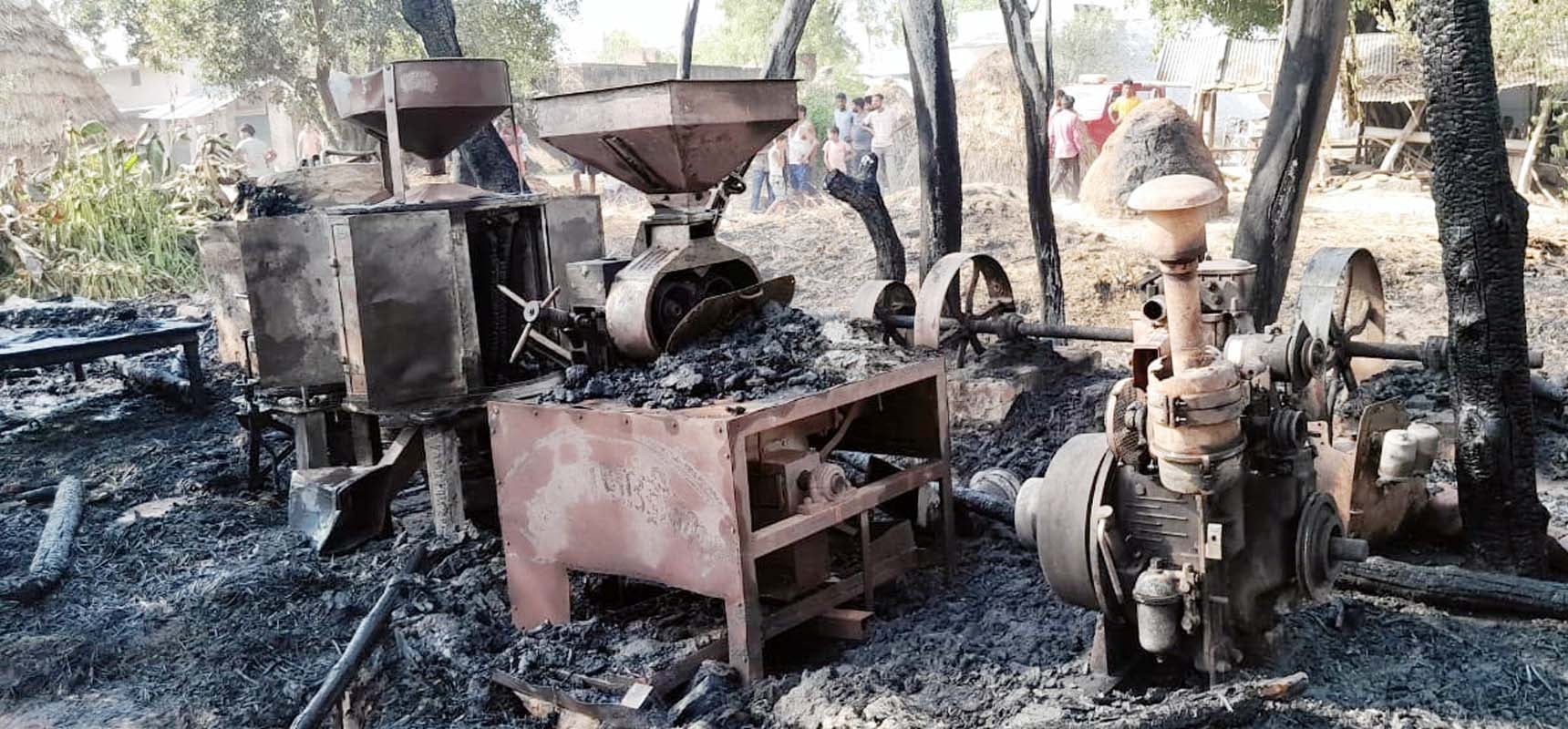 गांव कोल्हूगाढ़ा में आग से जल रहा घर। स्रोत वीडियो ग्रैब